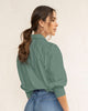 Blusa manga 3/4 con botones funcionales  y recogido en hombros#color_618-verde