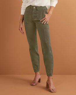 Pantalón tipo cargo con bolsillos funcionales#color_604-verde-militar