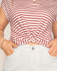 Camiseta manga corta con nudo decorativo en frente#color_030-rayas-rojas