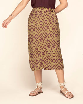 Falda midi con diseño cruzado#color_145-estampado-vino-mostaza