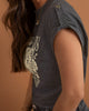 Camiseta manga corta con recogido con botón en mangas y estampado en frente#color_723-gris