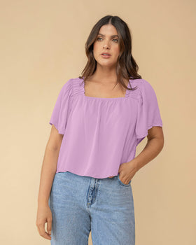 Blusa manga corta con escote cuadrado y recogido en hombros#color_422-lila