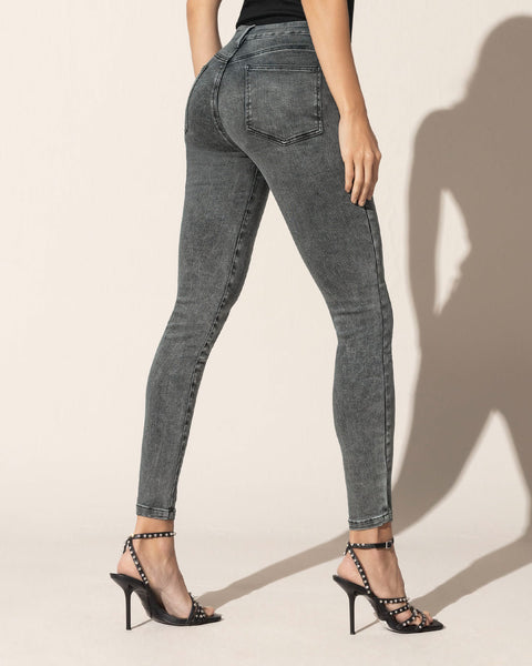 Skinny jean con bolsillos funcionales#color_711-gris-oscuro