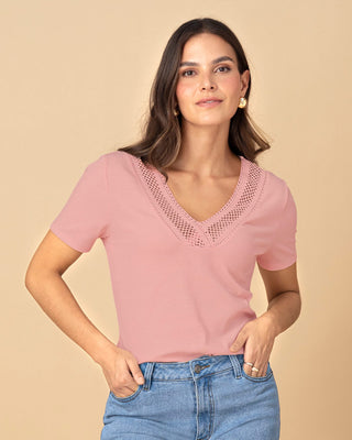 Camiseta manga corta con detalle guipur cruzado en escote#color_c30-rosado