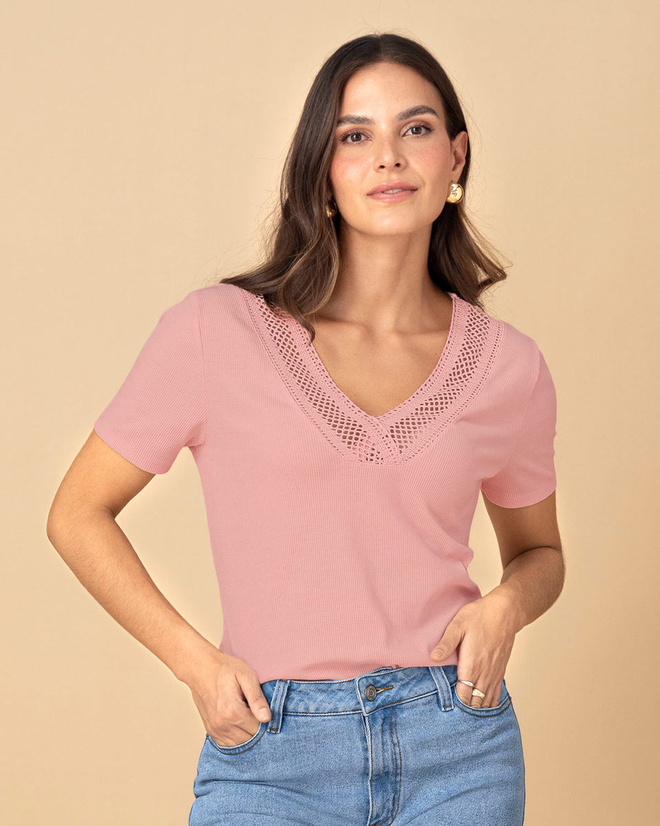 Camiseta manga corta con detalle guipur cruzado en escote