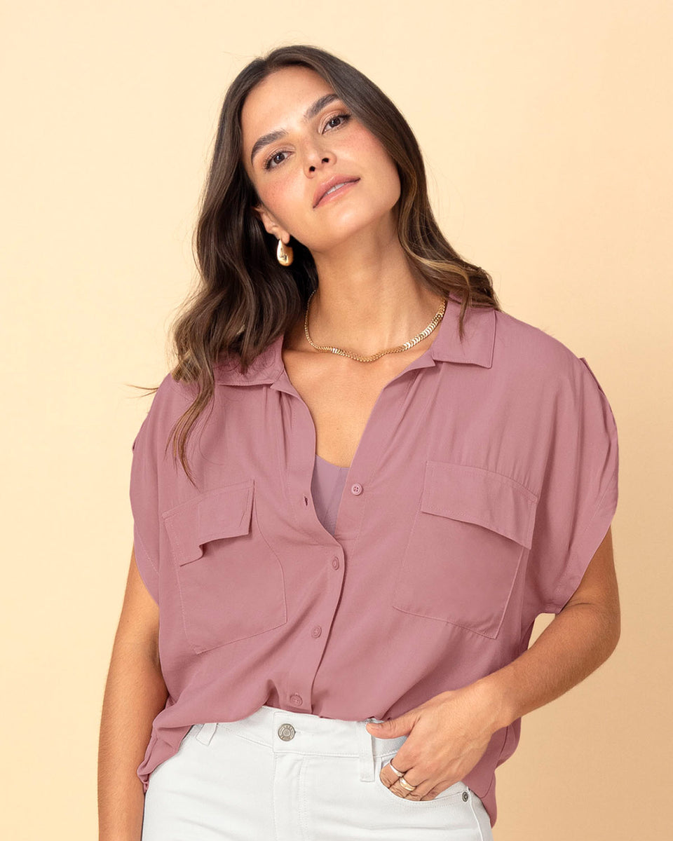 Blusa manga corta con cuello camisero y bolsillos con tapa en frente