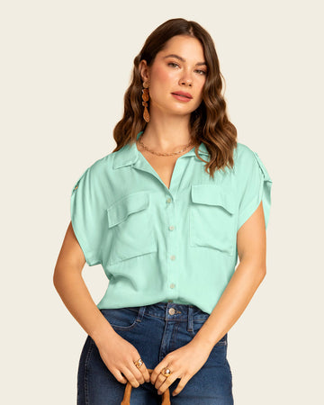 Blusa manga corta con cuello camisero y bolsillos con tapa en frente#color_c78-azul