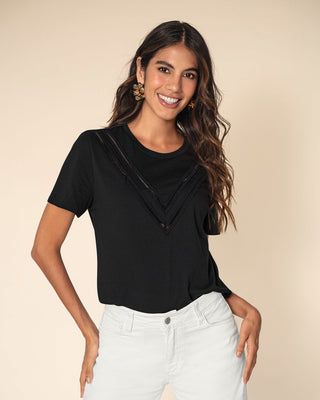 Camiseta manga corta con detalle de escalerilla en V#color_700-negro