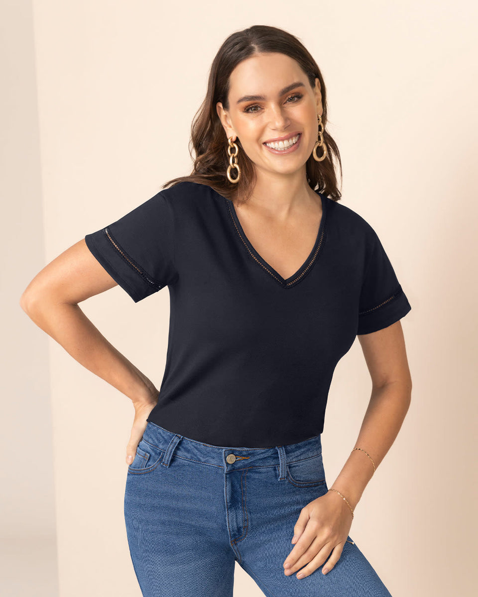 Camiseta con detalle de escalerilla en cuello y mangas