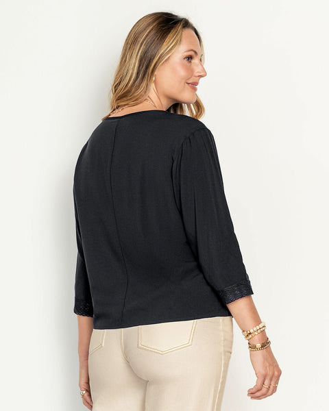 Blusa con detalle en mangas 3/4#color_700-negro