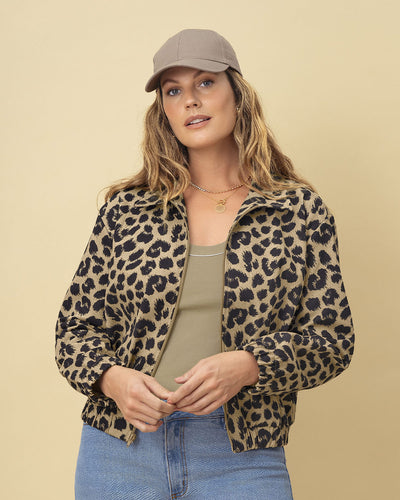 Casaca estampada con cierre en frente#color_145-animal-print-cafe