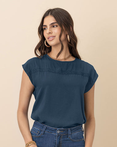 Camiseta básica manga corta con detalle sobrepuesto en frente#color_055-azul