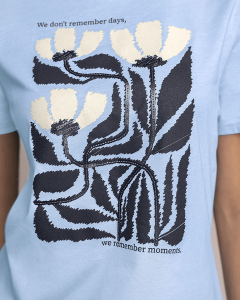 Camiseta manga corta en algodón con estampado en frente#color_022-azul-claro