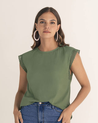 Camiseta con detalles en mangas#color_c45-verde-claro