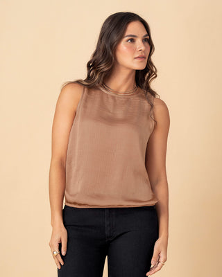 Blusa manga sisa de cuello alto en satín craquelado#color_089-champana-cafe