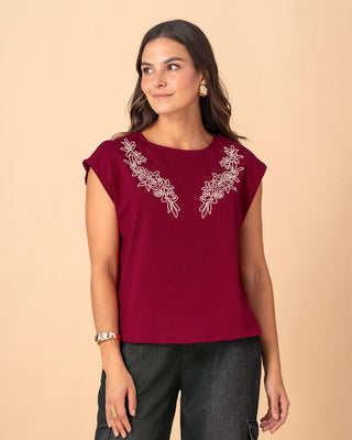 Camiseta manga corta con detalle bordado#color_c33-vino