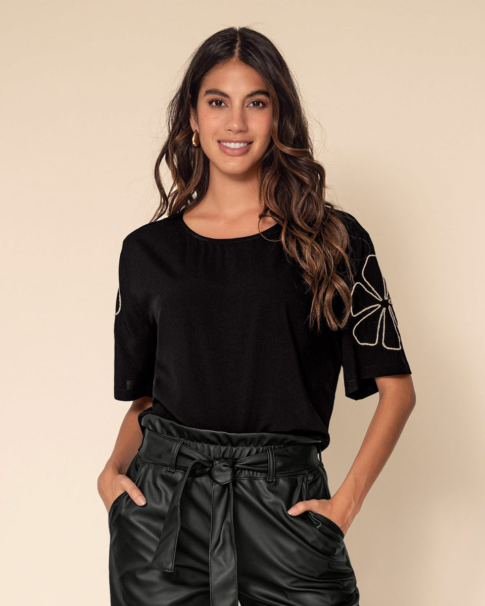 Blusa con bordado en mangas