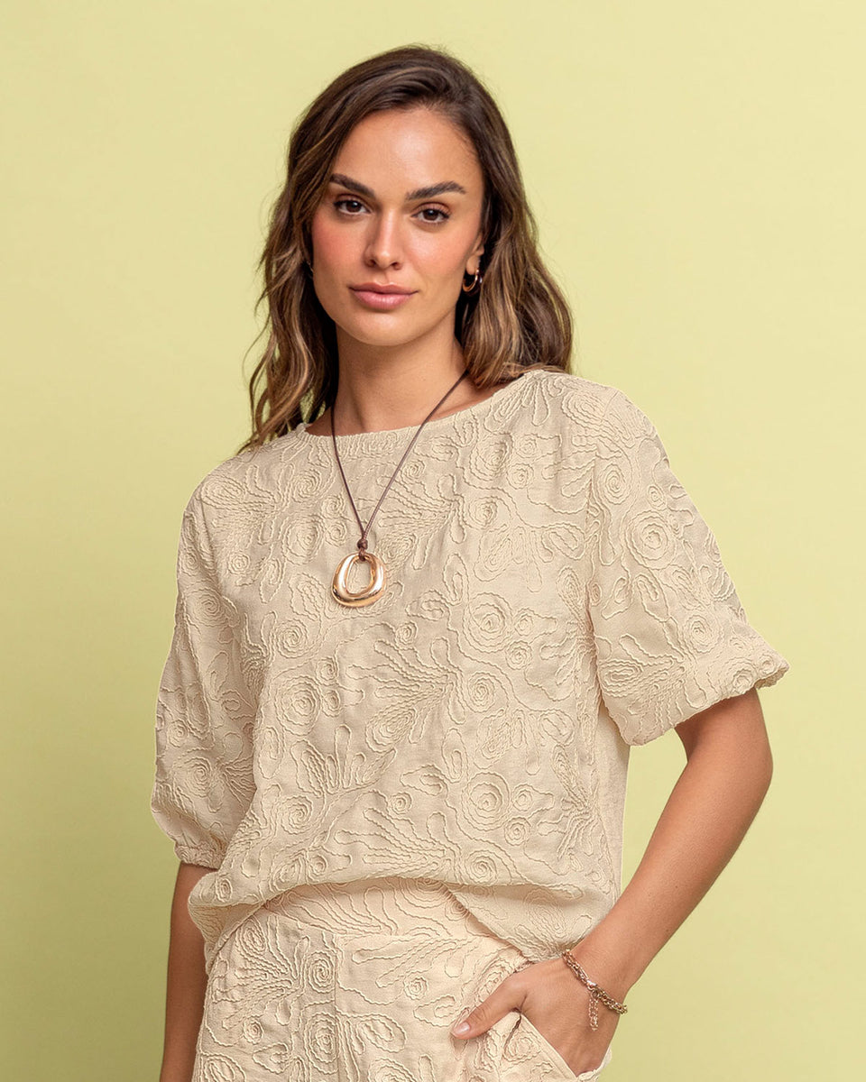 Blusa manga corta en tela bordada