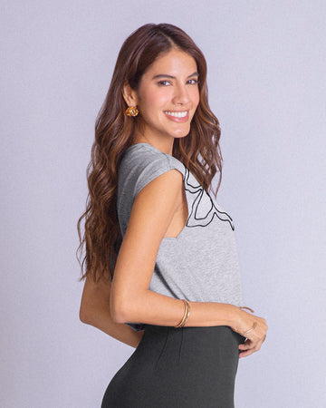 Camiseta manga corta con aplique bordado en hombro#color_717-gris-jaspe