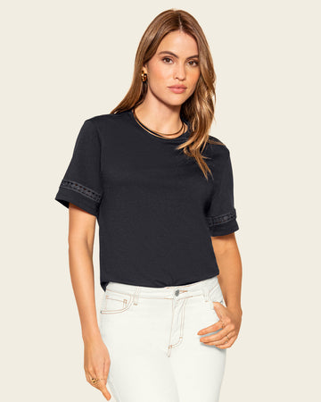 Camiseta básica con detalle de escalerilla en mangas#color_700-negro