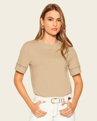 Camiseta básica con detalle de escalerilla en mangas#color_c54-arena
