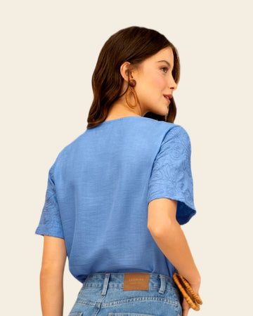 Blusa manga corta con bordado en relieve#color_180-palo-de-rosa