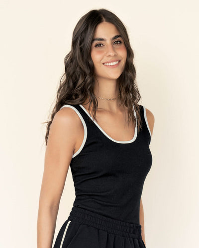 Camiseta con detalle en contraste en cuello y sisa#color_700-negro