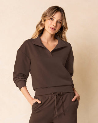 Camiseta manga larga tipo polo de silueta amplia#color_c23-cafe-chocolate