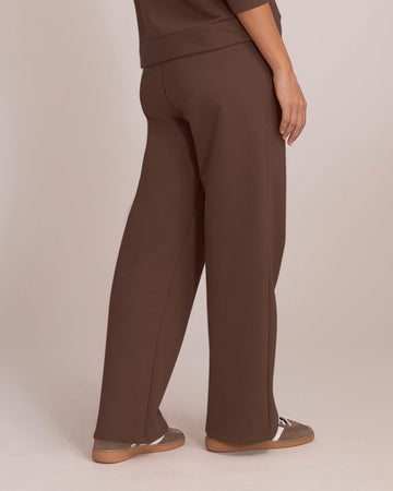 Pantalón bota amplia con elástico y tira anudable en cintura#color_c23-cafe-chocolate