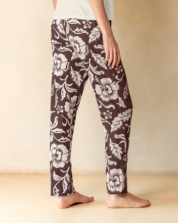 Pantalón de pijama con estampado navideño para mujer#color_a72-cafe-estampado-tropical