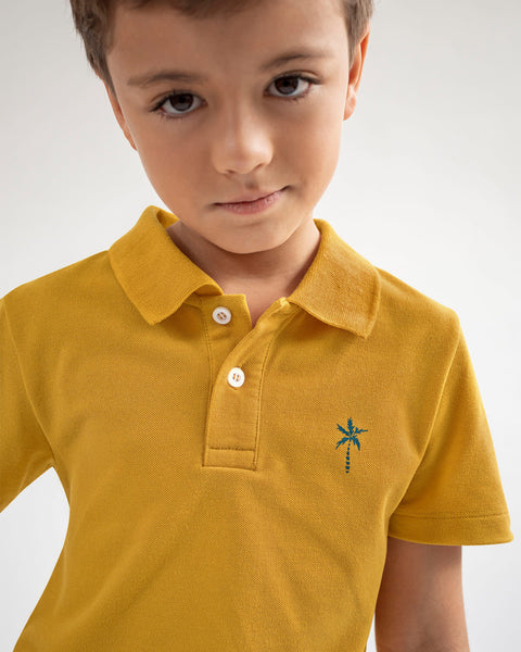 Camiseta tipo polo con botones  funcionales  para niño#color_847-mostaza