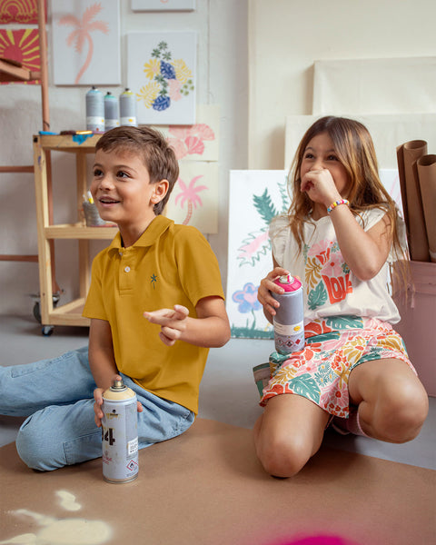 Camiseta tipo polo con botones  funcionales  para niño#color_847-mostaza