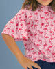 Camiseta manga corta con vuelo en bordes#color_976-rosado-estampado