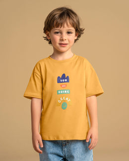 Camiseta manga corta con cuello en rib y estampado localizado#color_106-amarillo