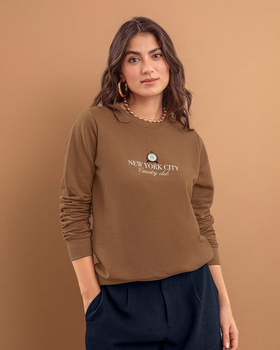 Polera manga larga con estampado localizado de cuello redondo#color_640-cafe