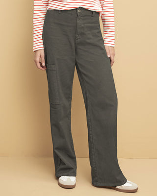 Pantalón tiro alto bota recta con bolsillo tipo cargo#color_092-gris