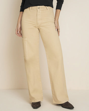 Pantalón tiro alto bota recta con bolsillo tipo cargo#color_807-arena-claro