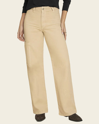 Pantalón tiro alto bota recta con bolsillo tipo cargo#color_807-arena-claro
