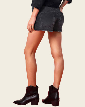 Short en denim con borde desflecado#color_700-negro