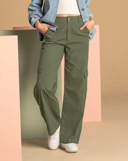 Pantalón tiro alto tipo cargo#color_249-verde