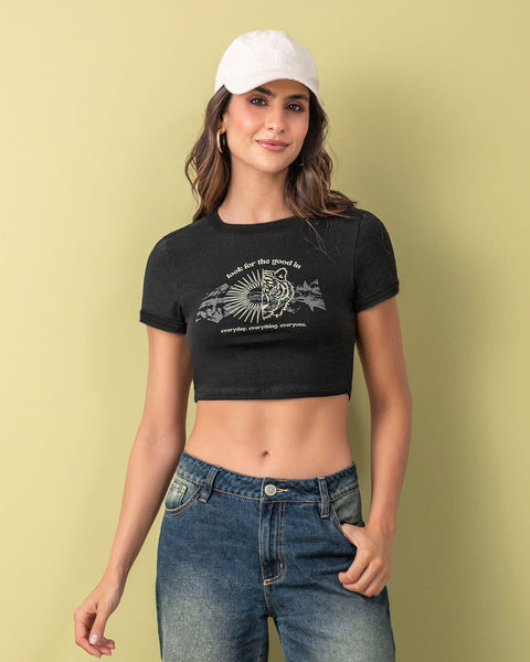 Camiseta crop top con cuello y mangas en contraste#color_074-negro