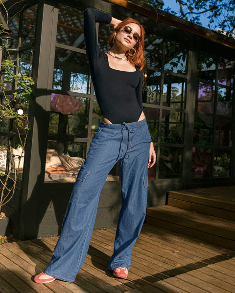 Pantalón bota recta con bolsillos funcionales y tira decorativa#color_052-azul-medio-denim