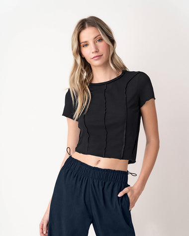 Camiseta crop top con costuras expuestas decorativas#color_700-negro