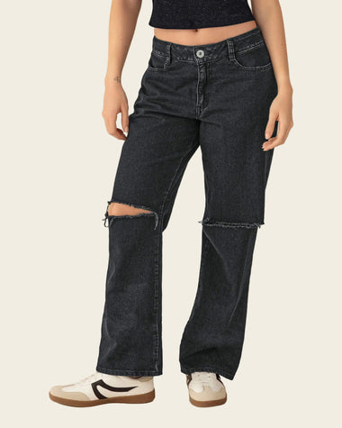 Jean con bota ancha y abertura en rodilla#color_700-negro