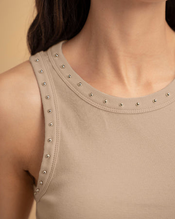 Camiseta manga sisa con tachas en cuello y sisa#color_084-arena