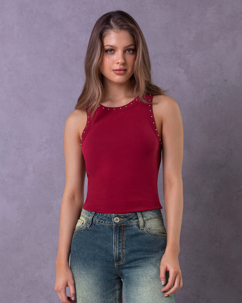 Camiseta manga sisa con tachas en cuello y sisa