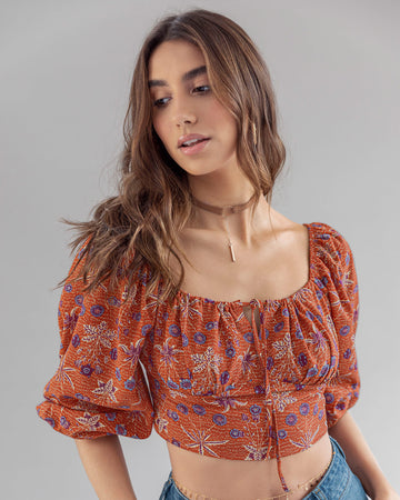 Blusa manga larga crop top con escote tipo corsé#color_a09-fondo-estampado-terracota