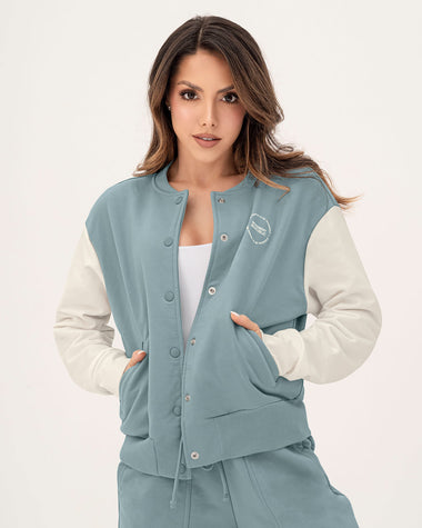 Casaca bomber con mangas en contraste Leonisa by Silvy Araujo#color_055-azul-claro