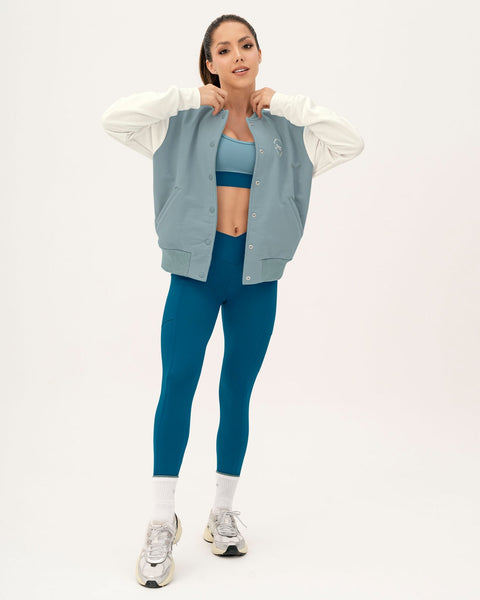 Casaca bomber con mangas en contraste Leonisa by Silvy Araujo#color_055-azul-claro