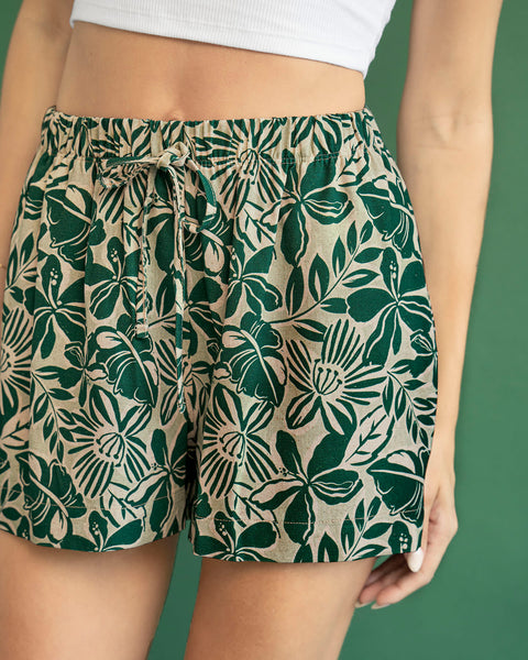 Short corto de silueta amplia para mujer#color_145-estampado-flores-verdes